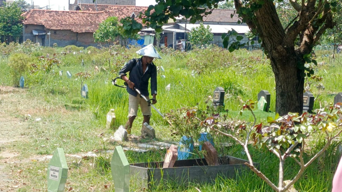 Pembersihan Rumput Tempat Pemakaman