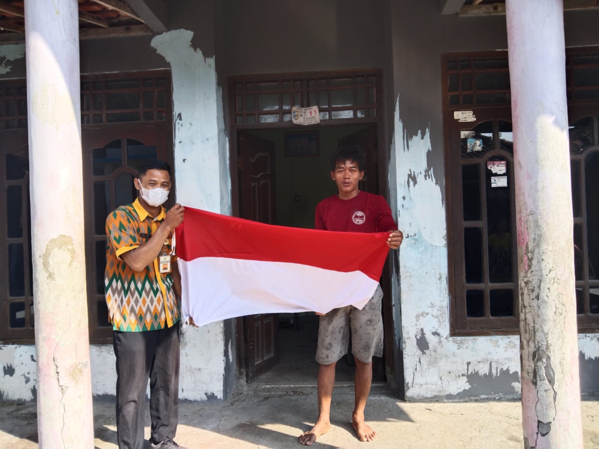 pembagian bendera ke warga desa ngawen