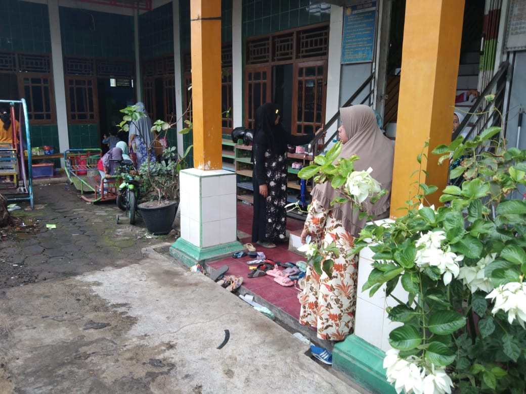 menunggu anak di paud