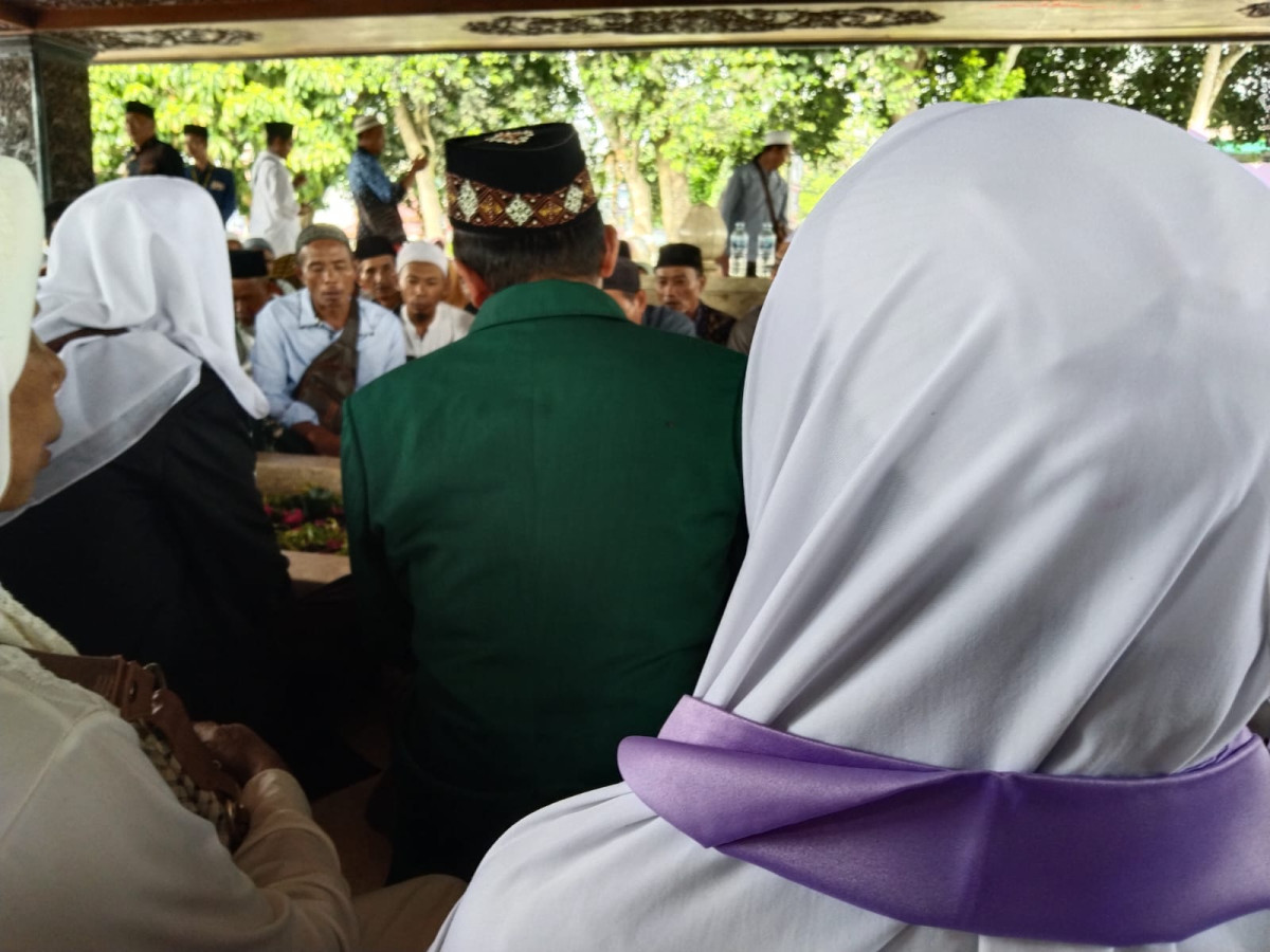 ziarah di makom  pahlawan Nasional RI KH  ABDUL WAHAB CHASBULLAHPendiri dan penggerak NU