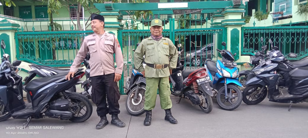 penjagaan linmas dan polsek di  masjid untuk hari raya idul fitri