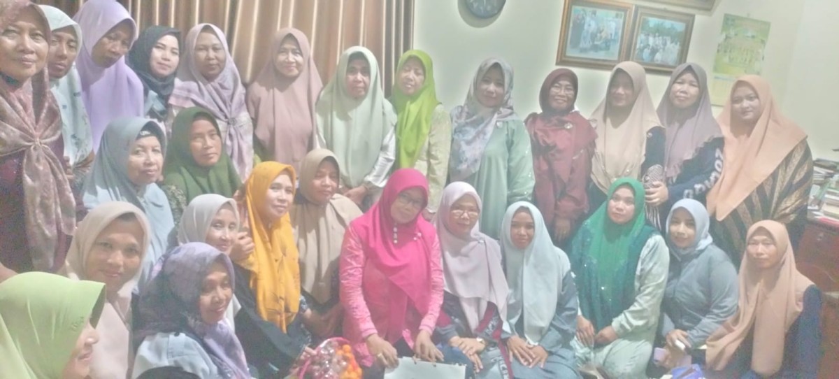 Anjangsana ketempat ibu ketua muslimat pac Wedung yg sudah purna