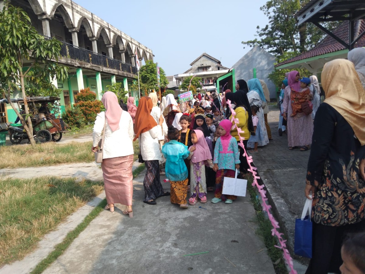 Karnaval mi attanwir memperingati hari ibu kartini