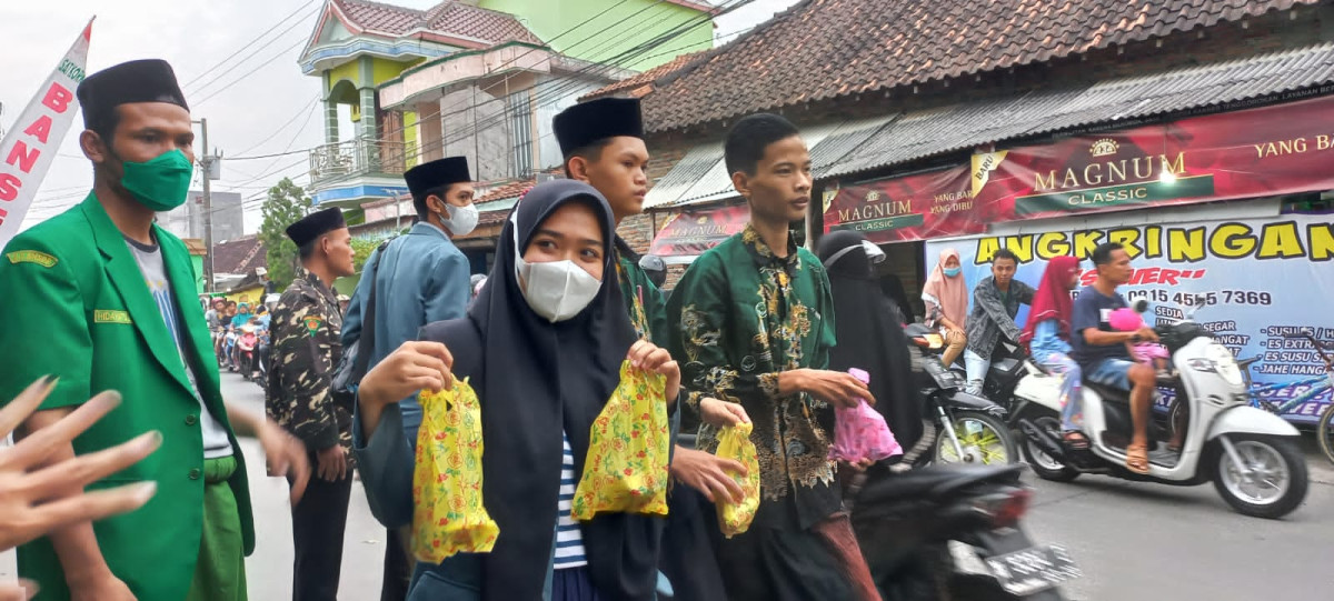 Kegiatan Pembagian Takjil Bulan Romadhon Di Desa Buko