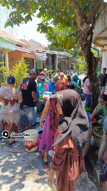 Pemberian Air Bersih Kepada Masyarakat yang terdampak Kekeringan Air Bersih