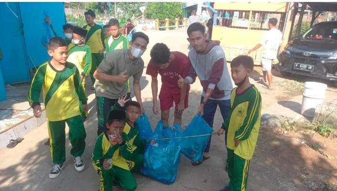 Kegiatan Memungut Sampah di Desa Buko Kecamatan wedung
