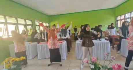 Pelatihan Pembuatan Hantaran Pernikahan Bagi Remaja Desa Buko