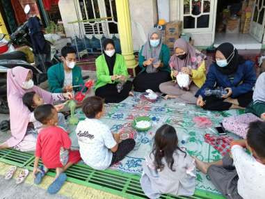 Kegiatan KKN Mahasiswa Membuat Daur Ulang Sampah dengan Warga RT 03 RW 04 Desa Buko