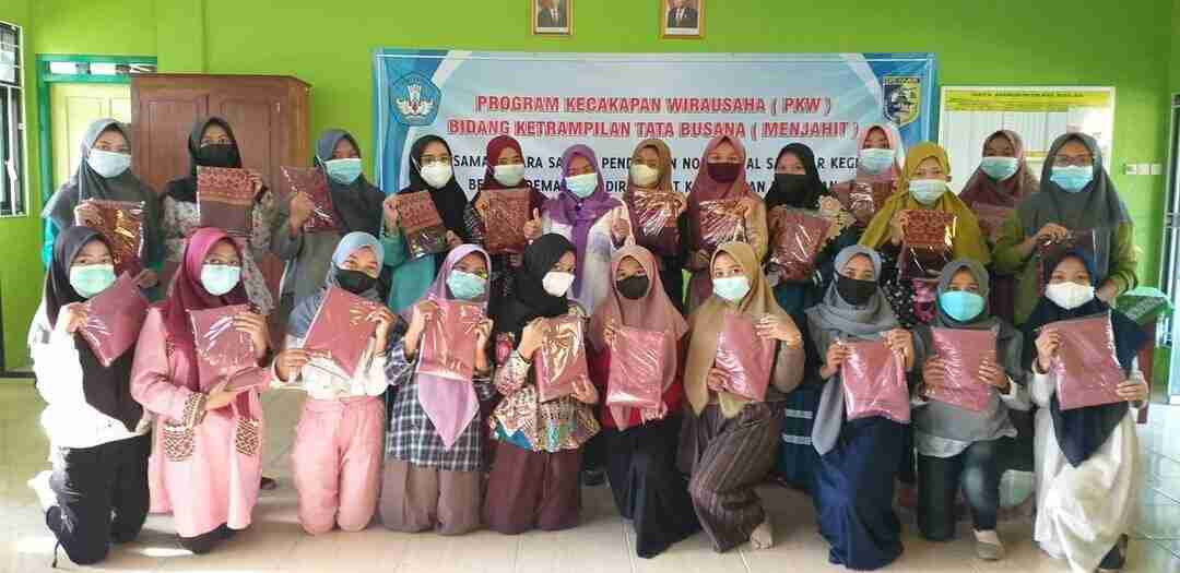 Program Kecakapan Wirausaha (PKW) Bidang Keterampilan Tata Busana (Menjahit)