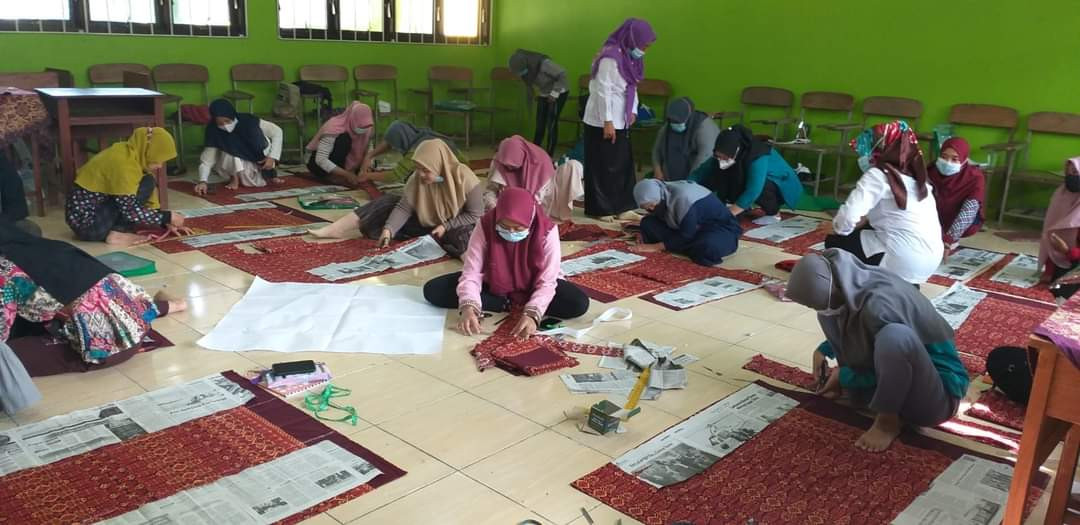 Program Kecakapan Wirausaha (PKW) Bidang Keterampilan Tata Busana (Menjahit)