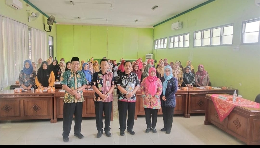 Kegiatan Literasi Berbasis Inklusi Sosial Cooking Class Membuat Empak-Empak Ikan yang dilaksanakan di Ruang Pertemuan Kecamatan Wedung
