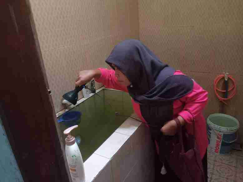 Pemberantasan Sarang Nyamuk dan Edukasi Kepada Warga untuk Menjaga Lingkungan Agar Tetap Sehat di RT 03 RW 03 Desa Buko Kecamatan Wedung Kabupaten Demak