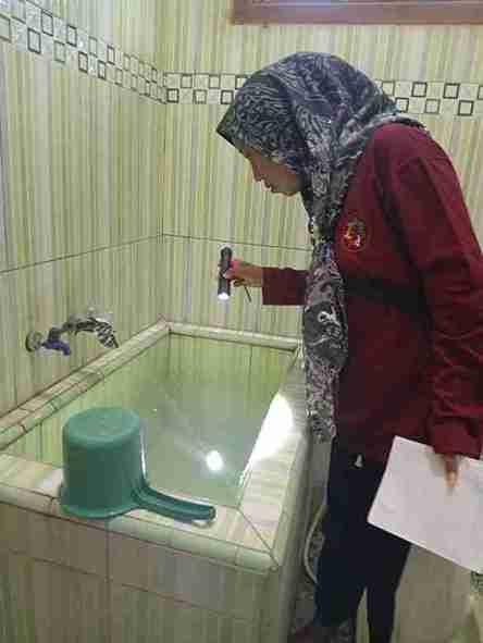 Pemberantasan Sarang Nyamuk dan Edukasi Kepada Warga untuk Menjaga Lingkungan Agar Tetap Sehat di RT 03 RW 07 Desa Buko Kecamatan Wedung Kabupaten Demak
