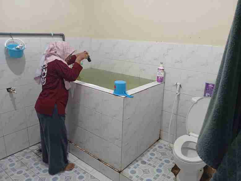 Pemberantasan Sarang Nyamuk dan Edukasi Kepada Warga untuk Menjaga Lingkungan Agar Tetap Sehat di RT 05 RW 01 Desa Buko Kecamatan Wedung Kabupaten Demak