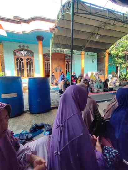 Rukun Tetangga Bertakziyah Kekeluarga yang Sedang Berduka Cita untuk Bela Sungkawa