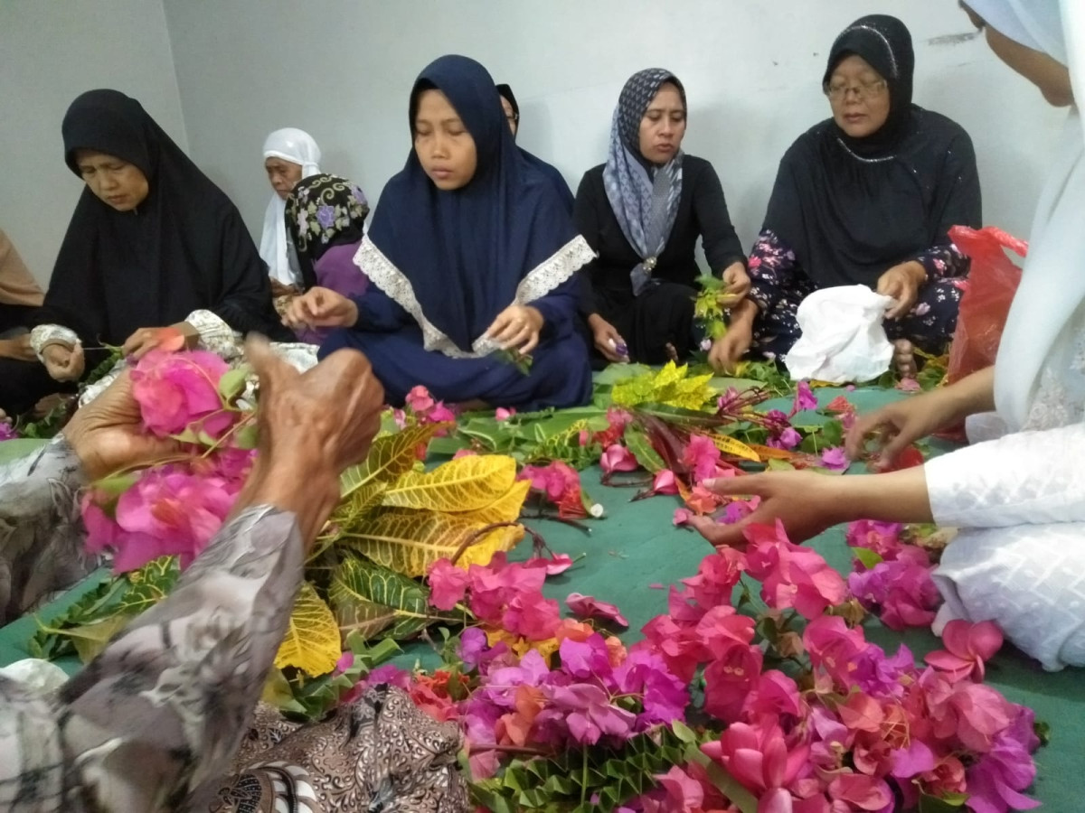 Merangkai bunga dalam acara orang meninggal