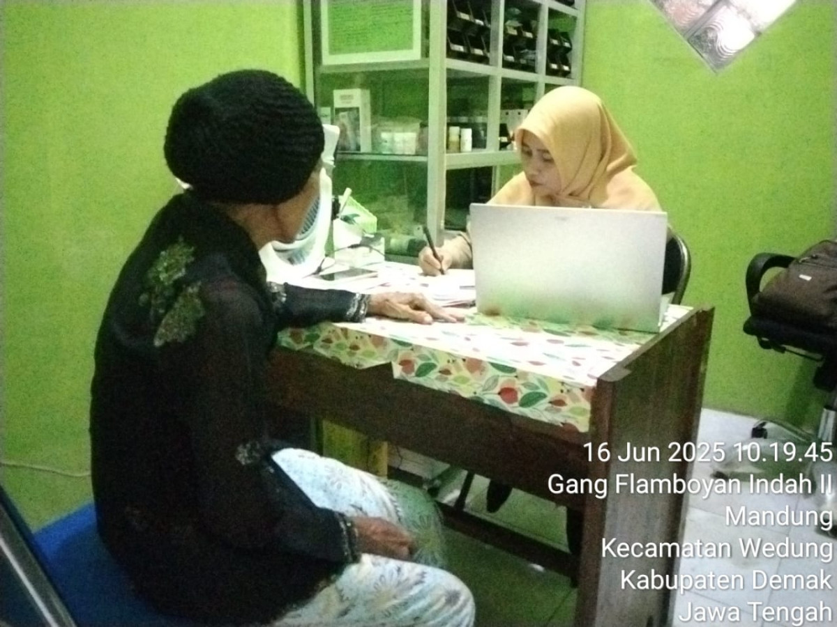 Pemeriksaan pasien di PKD desa mandung