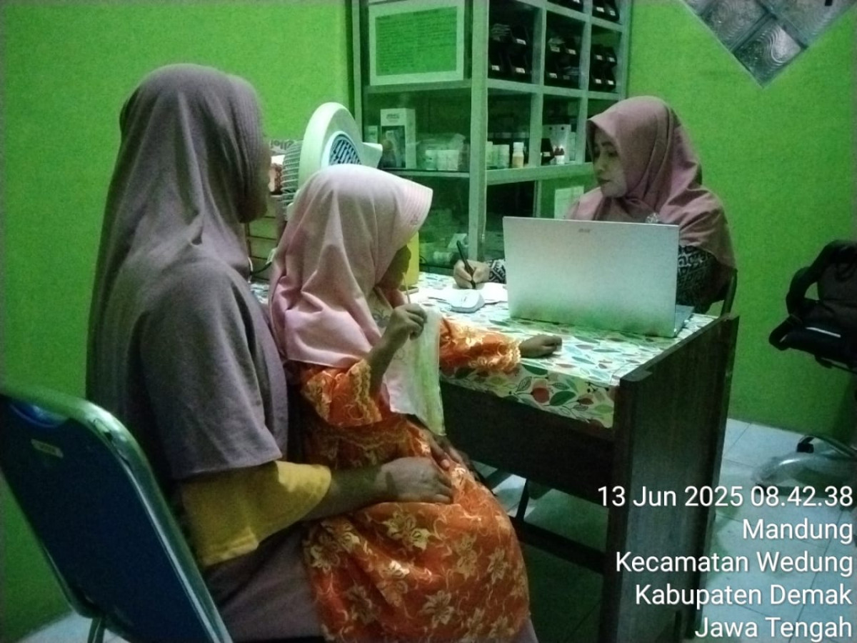 Pemeriksaan pasien di pkd desa mandung