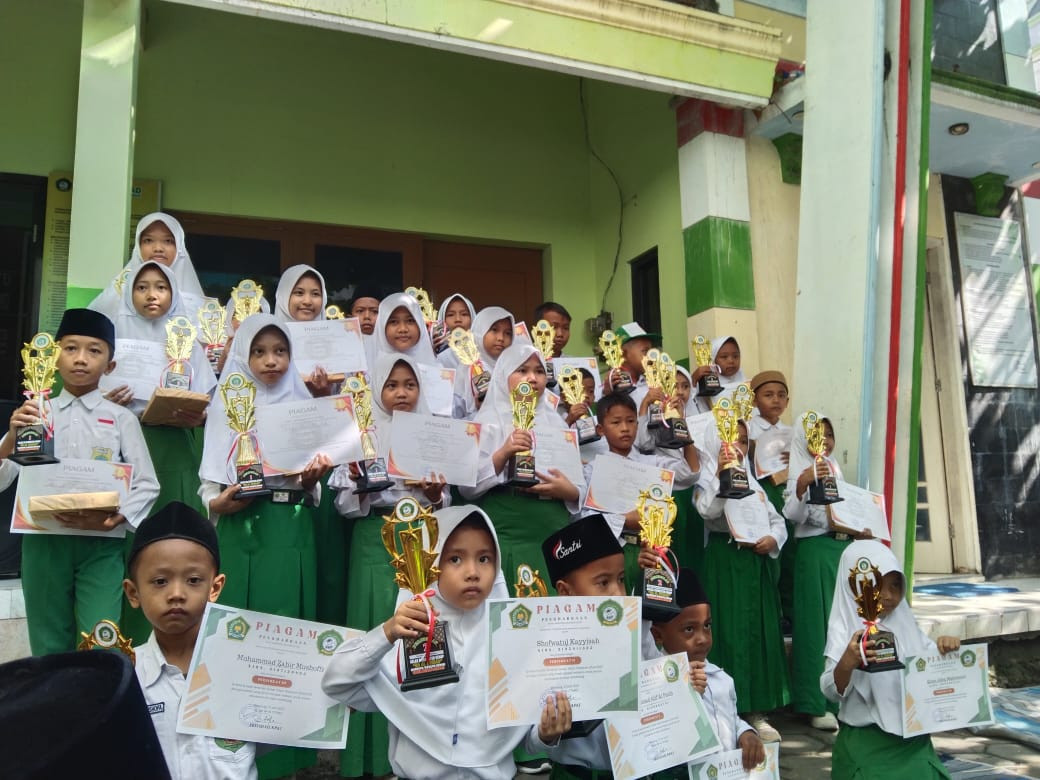 Pemberian piala/Piagam pd siswa/siswi berprestasi MI ITTIHAD mandung