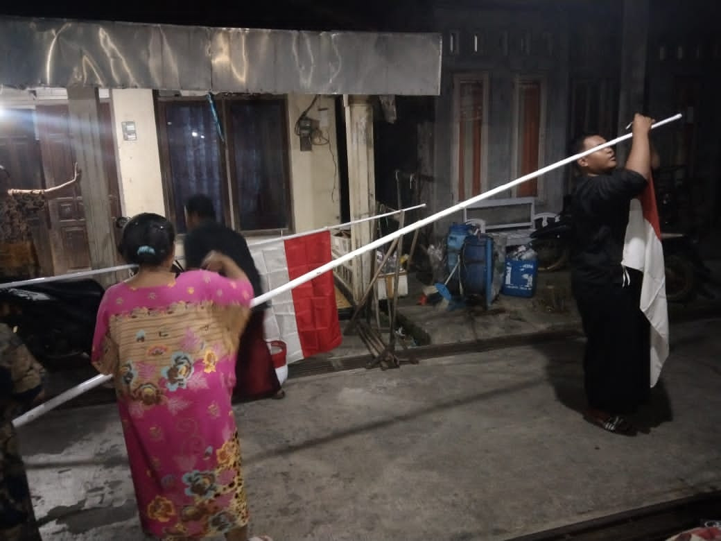 Memasang bendera