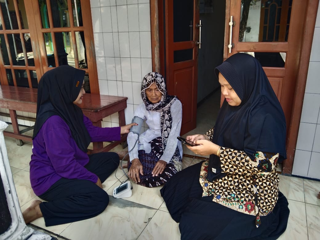 Kunjungan rumah penderita HT desa mandung