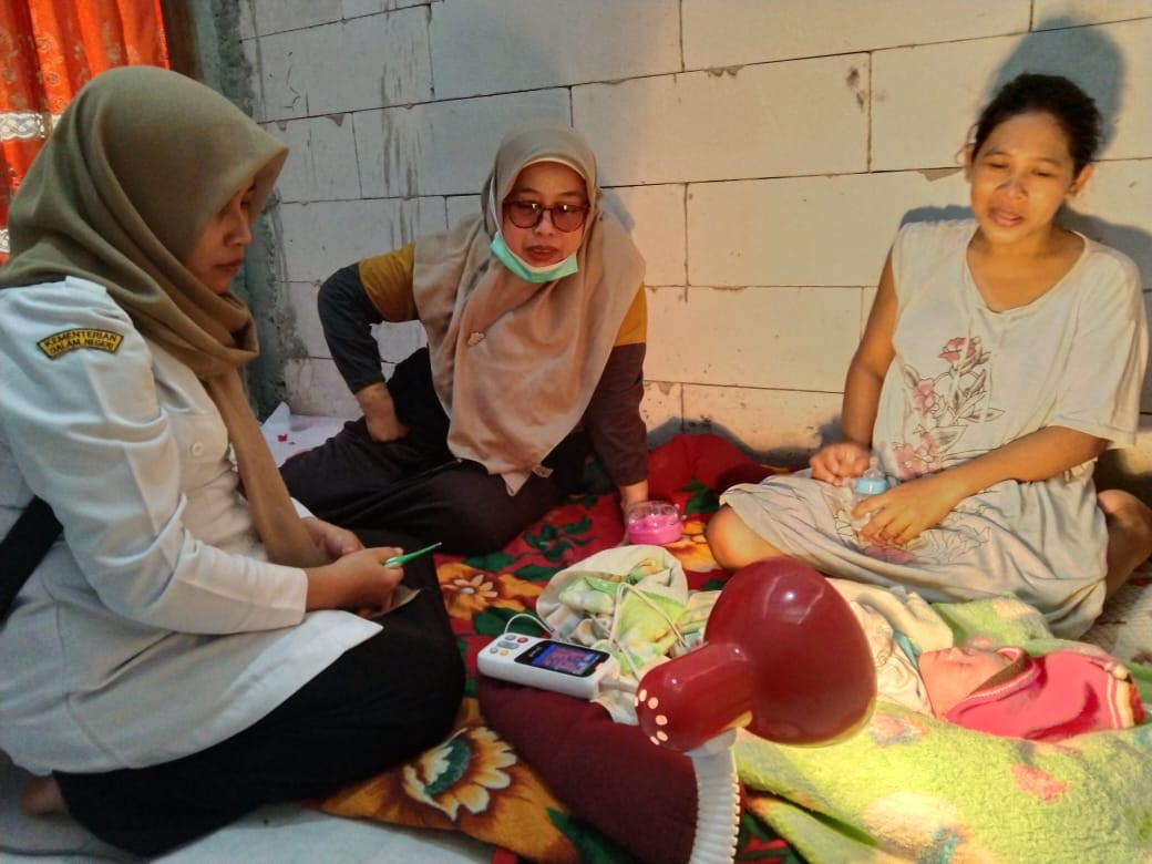 Kunjungan bayi prematur oleh bidan desa mandung