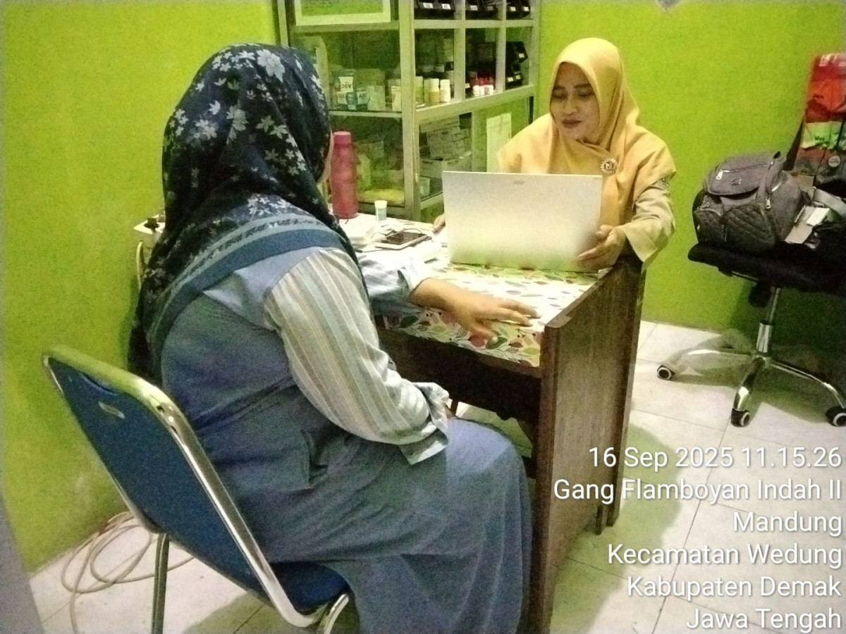 Pemeriksaaan pasien di PKD DESA MANDUNG