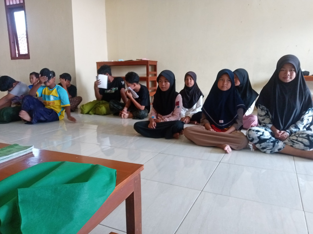 Latihan persiapan wisuda TPQ AL MAROM