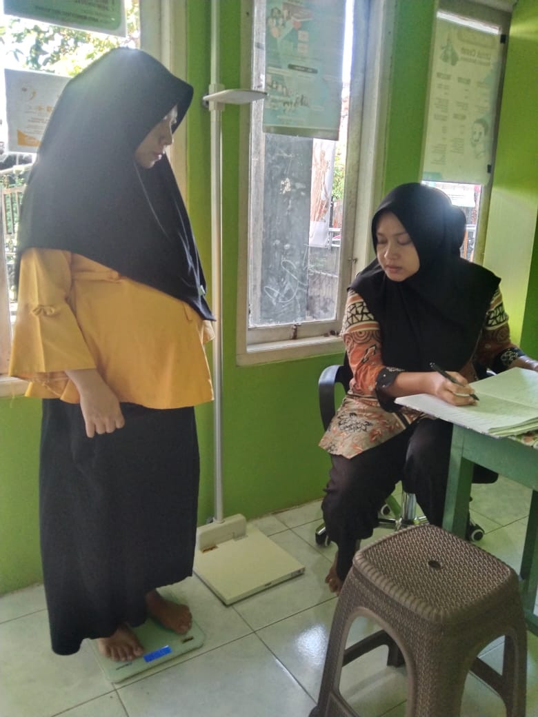Penimbangan berat badan bumil desa mandung