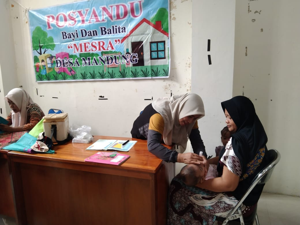 Imunisasi oleh bidan desa