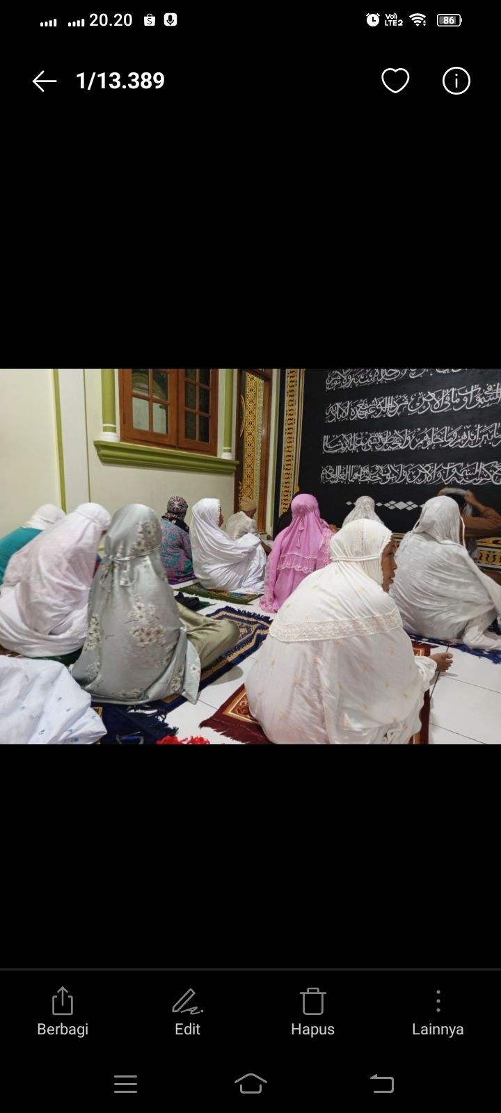 Jamaah sholat tarawih di musholla manbaul huda