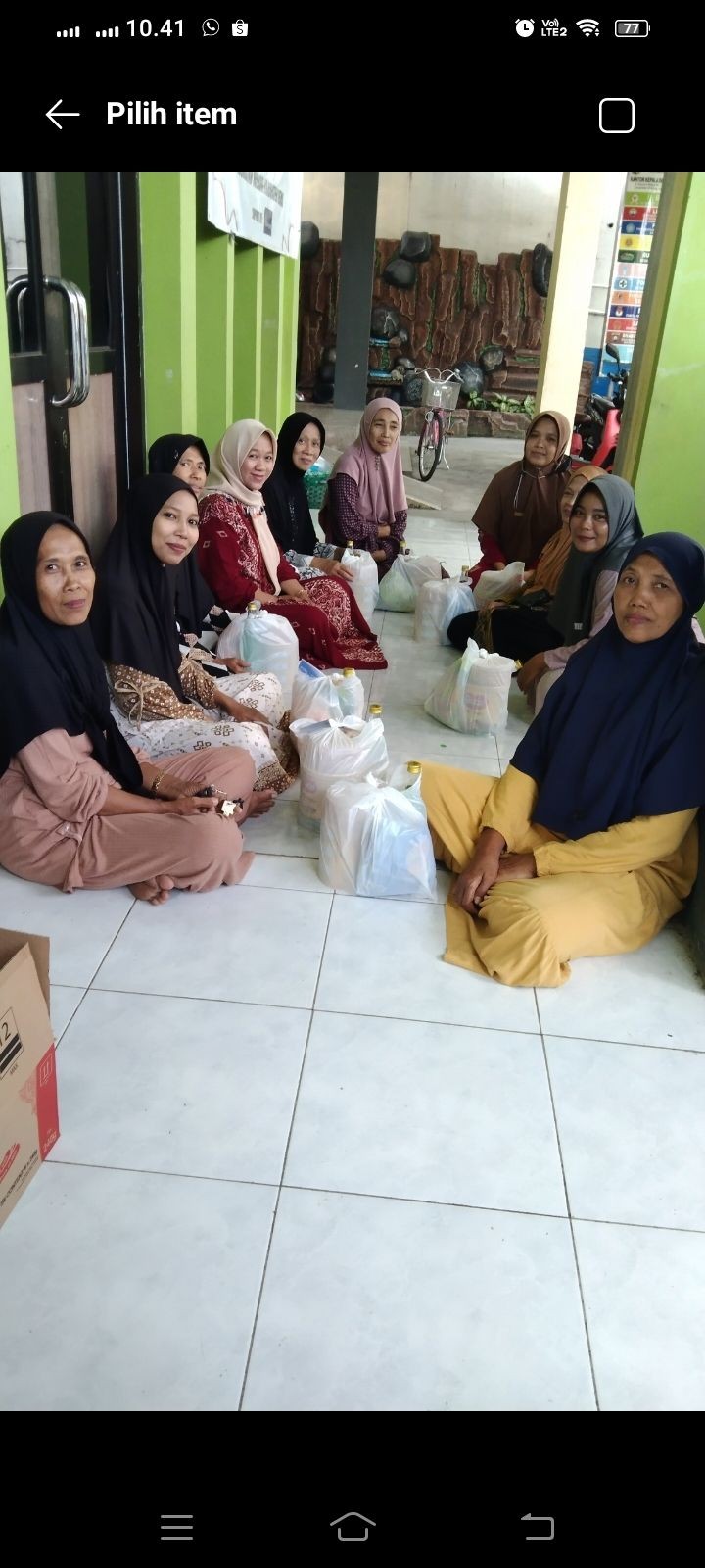 Pembagian bingkisan lebaran dari bidan desa untuk kader