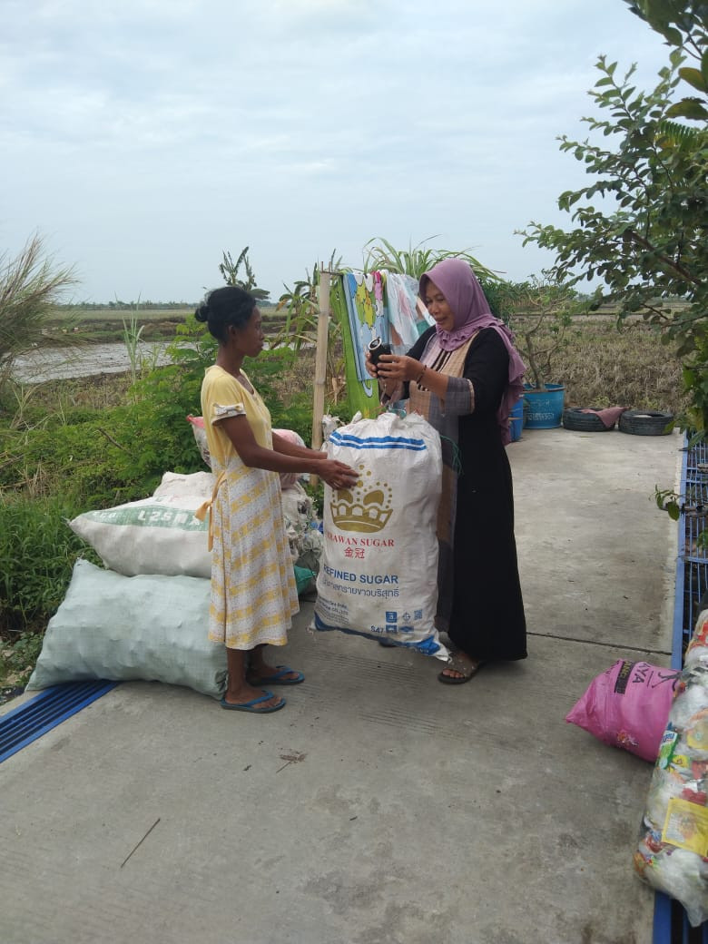 Penimbangan sampah di bank sampah