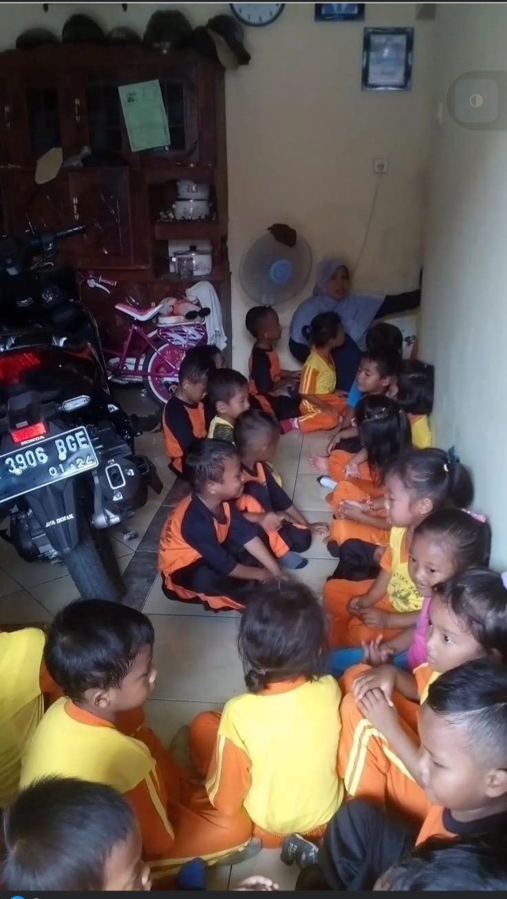 Anak paud menengok temannya yang sakit