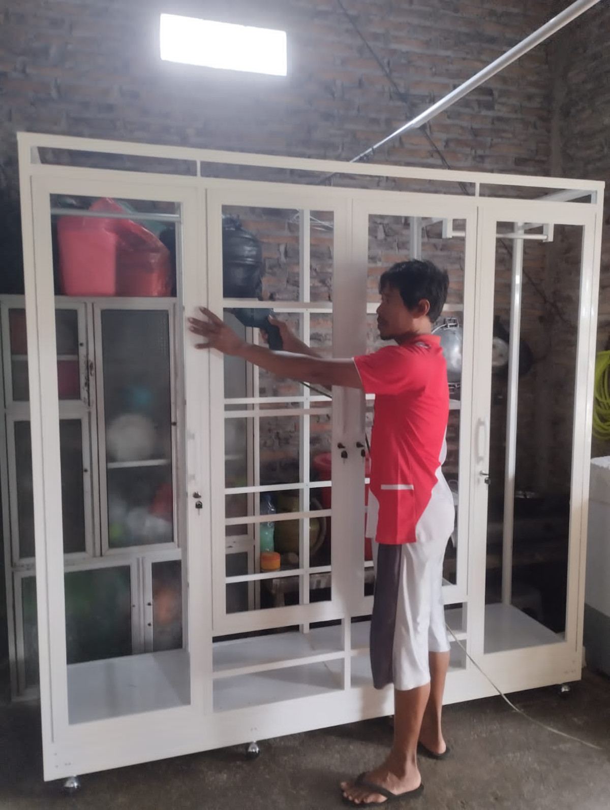 Pengrajin almari (mebel )