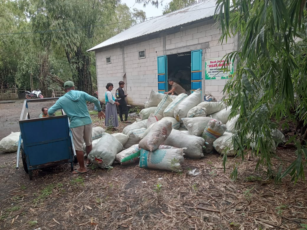 Pengumpulan sampah dibank sampah "SEGER WARAS"