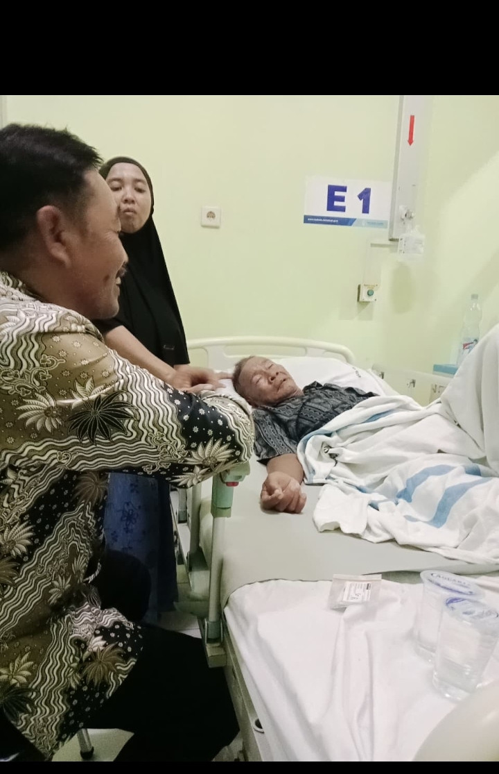 Menjenguk saudara dirumah sakit