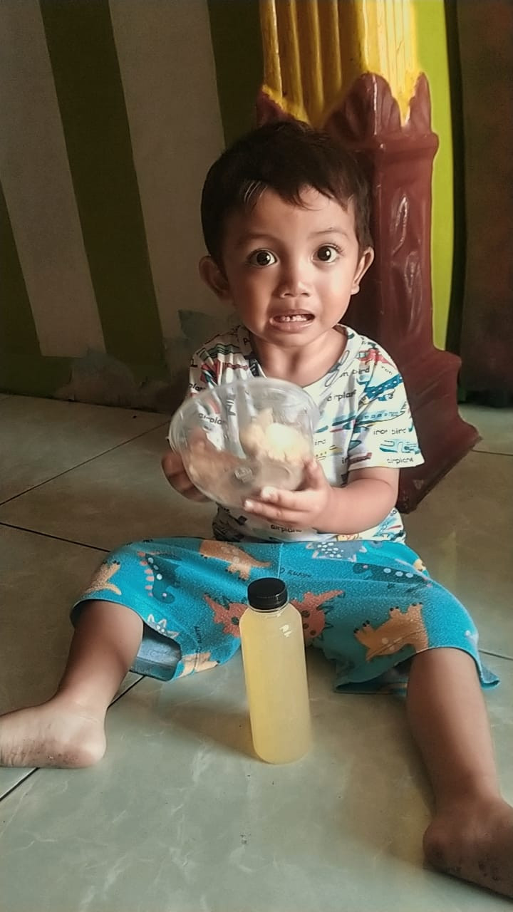 Pemberian PMT lokal pada balita