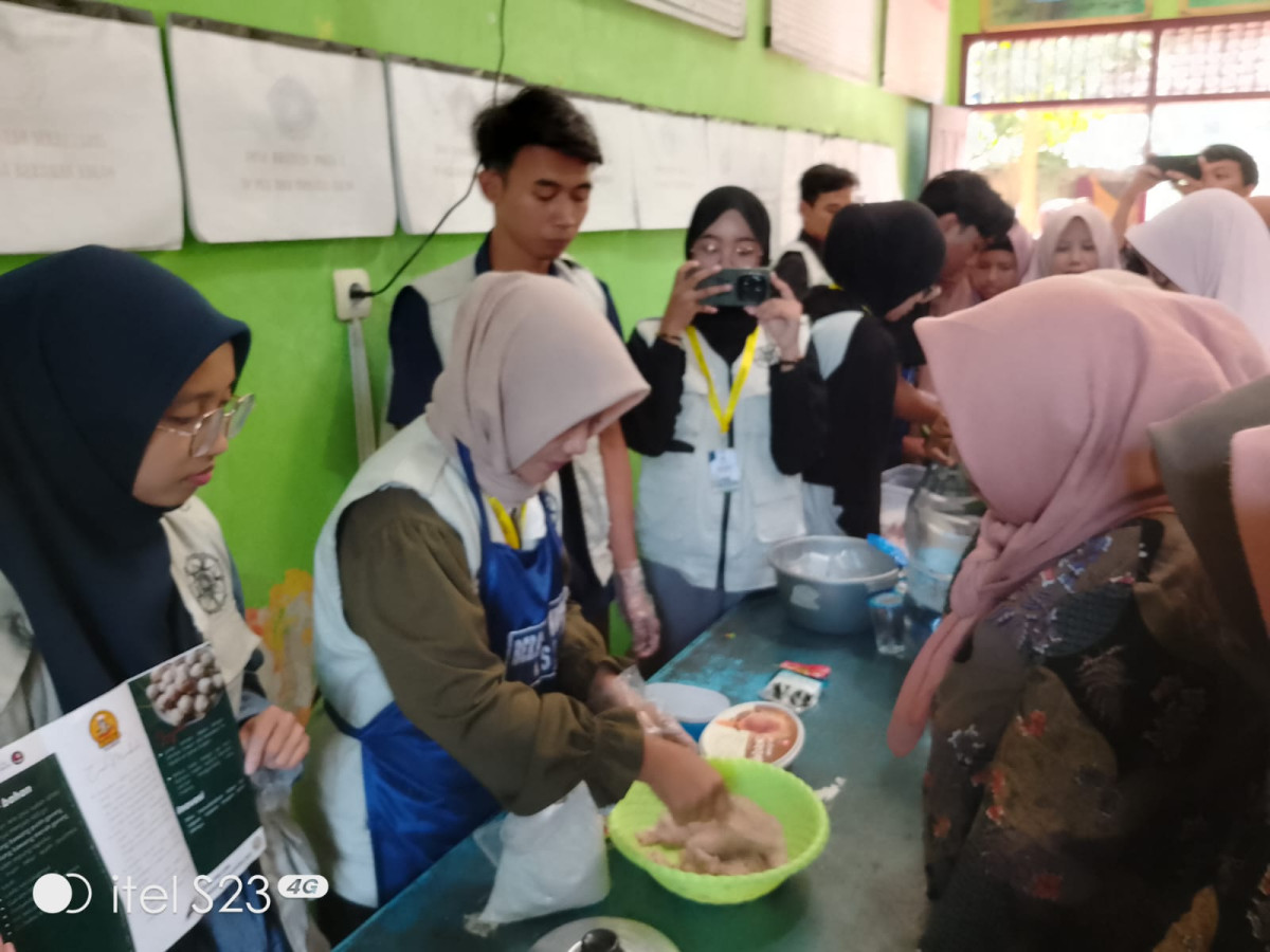 PEMBUATAN BAKSO DARI IKAN LELE OLEH KKN UGM