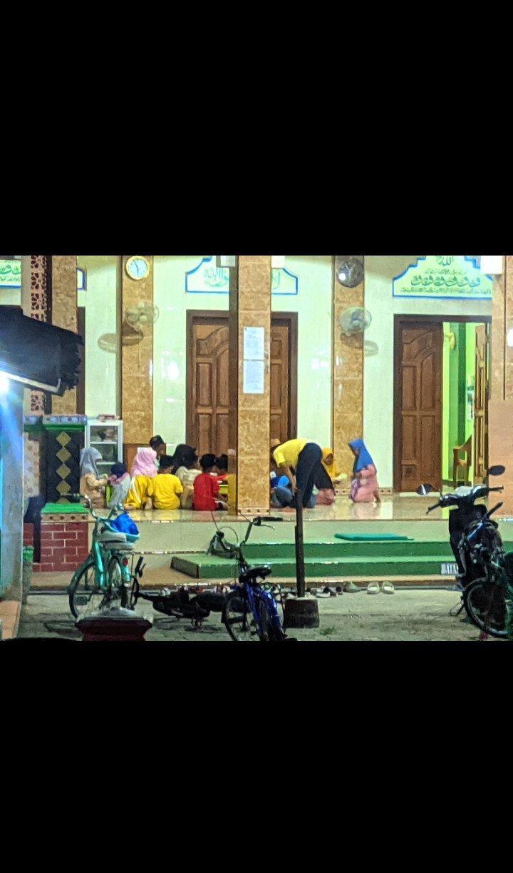 Kegiatan mengaji di musholla Al Falah