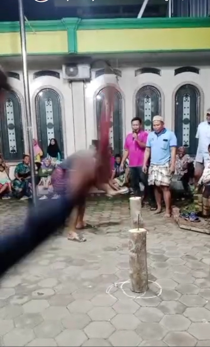 Lomba pukul paku bapak 2 antar RT
