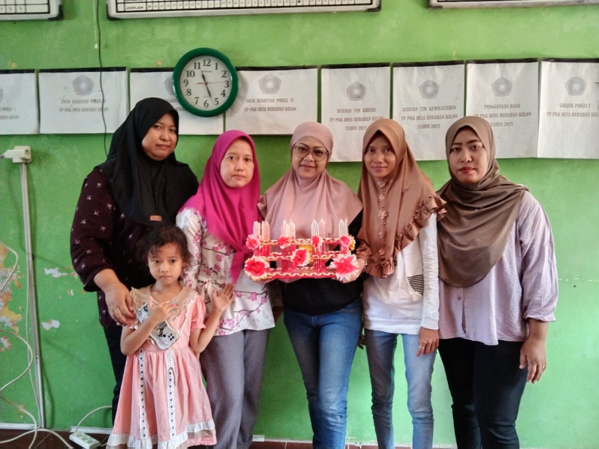 Hasil karya lomba kreanova dari limbah plastik ibu2 rt 02 / RW 02