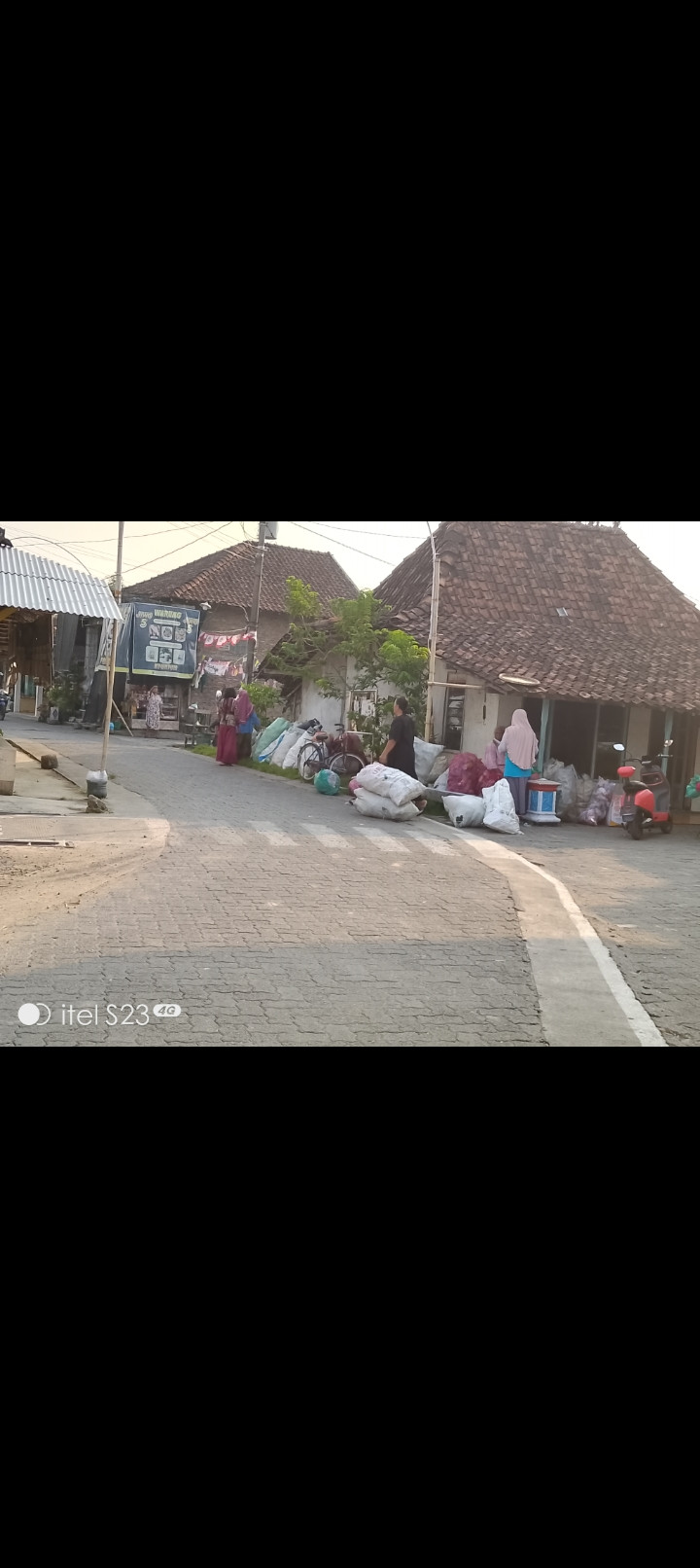 Penimbangan limbah sampah plastik