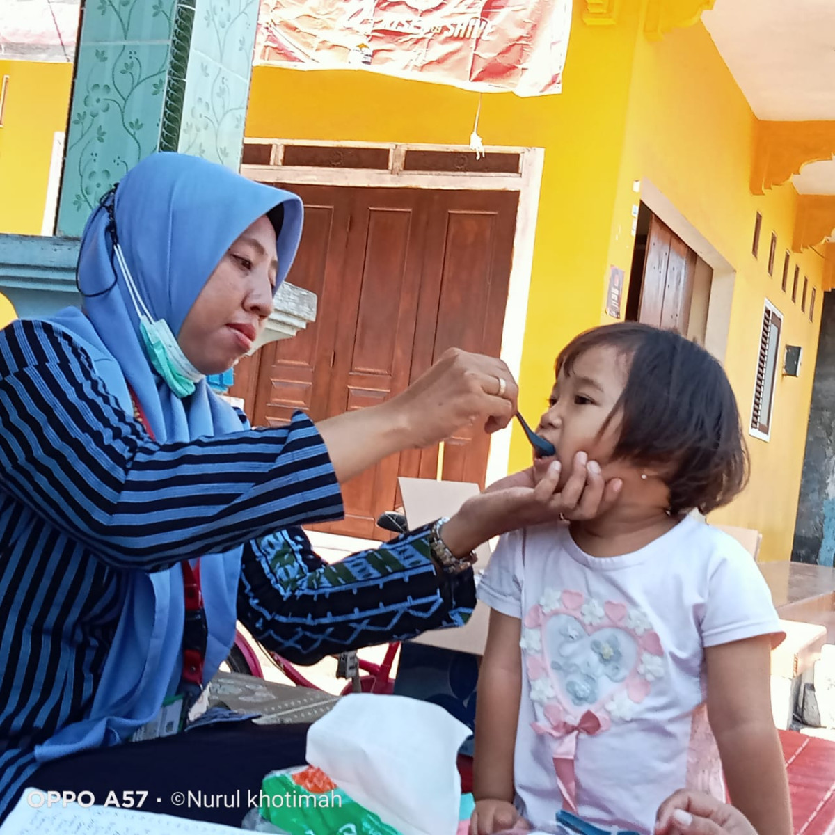 Pemberian obat cacing oleh bidan