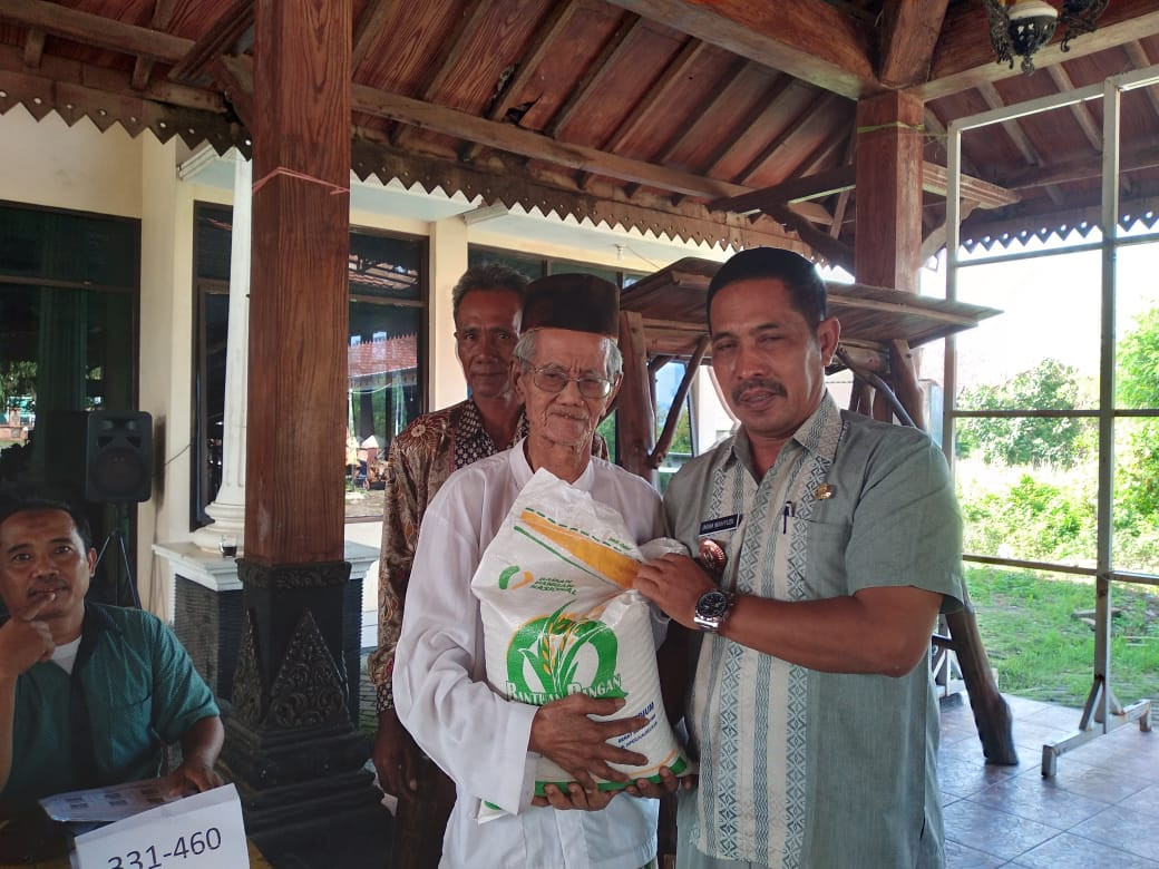 BANTUAN BERAS BAGI WARGA BUNGO
