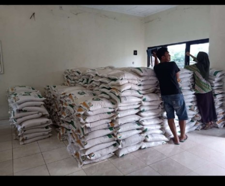 Pembagian bantuan beras