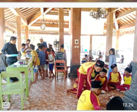 Makan bersama di balai desa bungo