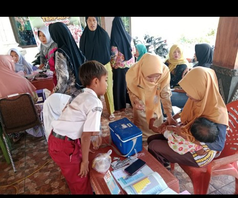 Pemberian imunisasi didesa Bungo utara