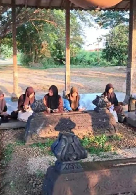 Ziarah kubur santri ROBIN
