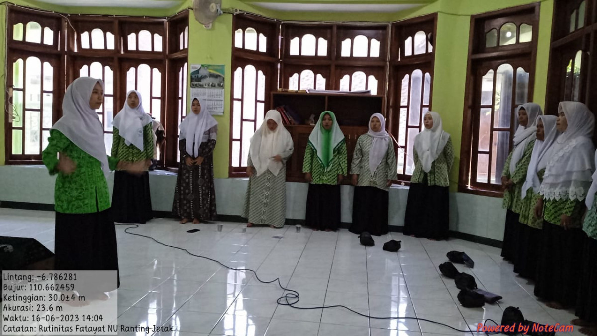 menyanyi lagu Indonesia raya,mars Fatayat,dan shubanul waton